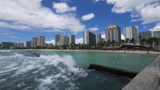 Die Skyline Waikikis von der Waikiki Wall aus, einem Pier, der die Grenze zwischen Kūhiō Beach und Queens Beach markiert.
