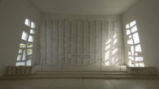 ... die Gedenktafel für die 1.177 beim Überfall der Japaner gefallenen Besatzungsmitglieder, ...