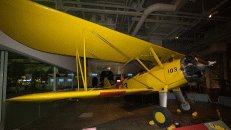 Kaum zu glauben, aber wahr: Dieses schon vor 80 Jahren antiquierte Fluggerät, eine Stearman N2S-3, war während des 2. Weltkriegs das meisteingesetzte  Trainingsflugzeug für amerikanische Piloten. Nach dem Krieg kam es als Sprühflugzeug in der Landwirtschaft zum Einsatz.