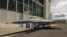 Draußen vor der Tür steht ein weniger antiquiertes Fluggerät, eine F-16A "Viper". Die erste Version des Mehrzweckkampfflugzeugs datiert aber auch schon aus dem Jahr 1974.