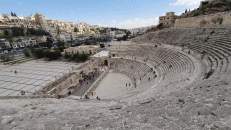 Das Theater wurde in den Jahren 138-161 n. Chr. zu Ehren des römischen Kaisers Antoninus Pius erbaut.