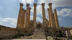 Ein paar Schritte weiter steht der Artemis-Tempel, eines der bedeutendsten Bauwerke der Stadt. Der Tempel wurde zwischen 150 und 170 n. Chr. erbaut, maß ursprünglich 160 x 120 Meter und verfügte über 32 tragende Säulen, von denen heute noch 11 stehen.