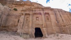 Entlang des Weges liegt das Grab des römischen Soldaten, eines der am besten erhaltenen Gräber in Petra. Allerdings beruht der Name auf einer falschen Annahme. Jüngere Ausgrabungen zeigten, dass das Grab aus der Zeit vor der römischen Annexion im Jahr 106 n. Chr. stammt.