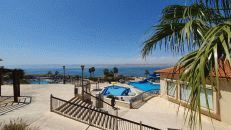 Wenn man genug von extrem salzigem Wasser hat, lädt die Poolanlage des Dead Sea Spa Resorts zum Verweilen ein.