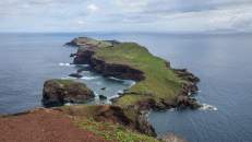 Die beiden östlichsten Inseln, Ilhéu da Cevada (vorne) und Ilhéu do Faro sind für Touristen nicht zugänglich. Rechts erkennt man noch die Nordspitze der unbewohnten Inselgruppe "Ilhas Desertas".