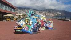 An der CR7-Plaza ziert ein ebenso künstlicher wie künstlerischer Zackenbarsch das Pflaster. Der portugiesische Künstler Artur Bordalo hat die Skulptur aus aus dem Meer gefischtem Müll geschaffen.
