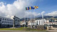 Am Platz der Unabhängigkeit ("Praça da Autonomia") wehen die relevanten Fahnen im Wind: Portugal, Madeira, EU, Funchal.