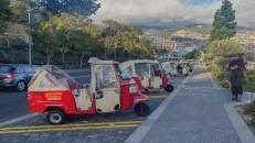 Lauffaule finden an der Plaza ein altbewährtes, asiatisches Fortbewegungsmittel vor. Ob Uber auf Madeira eine Chance hat?