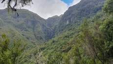 Einige Wasserfälle stürzen sich von den über 1600 Meter hohen Bergen.