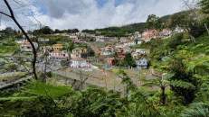 ...rauf nach Monte, das oberhalb von Funchal zwischen 600 und 800 Metern über dem Meer liegt.