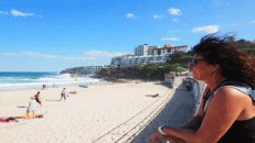 Die Brise am Bondi Beach wirbelt die Frisur durcheinander.