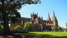 Direkt neben dem Hyde Park steht St. Marys Cathedral, Sitz des Erzbischofs des Erzbistum Sydney. Die Grundsteinlegung erfolgte im Jahr 1865, die Fertigstellung schon 135 Jahre später im Jahr 2000. Verglichen mit dem Kölner Dom also in Höchstgeschwindigkeit.