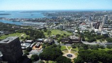 Nach Osten blickt man über den Hyde Park im Vordergrund und einige der 650 Stadtteile Sydneys bis hin zum Pazifik.
