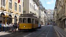 Auch per nostalgischer Straßenbahn kann man die Altstadt Lissabons erkunden.