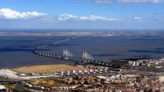 Blick über die "Ponte Vasco de Gama", neben der Brücke des 25. April die einzige Brücke über den Tejo im Stadtgebiet Lissabons. Nebenbei ist sie mit über 17 km Länge die längste Brücke Europas - gefolgt von? Genau: der Wuppertaler Schwebebahn (13 km).