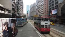 Im krassen Gegensatz zur MTR stehen die etwas altertümlichen Doppelstock-Straßenbahnen, die immer noch durch die City Hongkongs kurven.