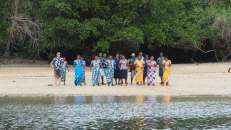 Das Begrüßungskomitee schmettert ein Begrüßungslied und ein kräftiges "Bula!", den traditionellen fidschianischen Willkommensgruß.