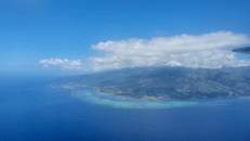 Blick zurück auf Tahiti beim Flug nach Fakarava