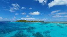 Blick auf eines der vielen Inselchen ("Motus"), aus denen die Atollringe bestehen