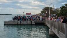 Noch mehr Menschenmassen warten am Sunset Pier auf...