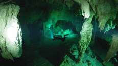 Die Gran Cenote gehört zum Sac Actun-System, wie auch die Cenote "Cuzan Nah", zu der es geradeaus geht.