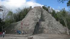Die Nohoch Mul-Pyramide von Cobá ist 42 m hoch (was sonst?). Damit ist sie die zweithöchste von Maya erbaute Pyramide (die höchste steht in Tikal und misst 47 m). Auf ihrer Spitze befindet sich neben einem Ritualraum ein steinerner Altar, auf dem vermutlich so mancher Mensch als Opfer an die Götter sein Leben lassen musste.