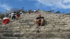 Kurze Rast auf der Treppe der Cobá-Pyramide