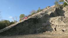 Steil führen die Treppen hinauf auf die Cobá-Pyramide.