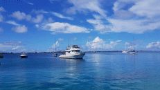 Boote vor Anker in der Lagune des Majuro-Atolls