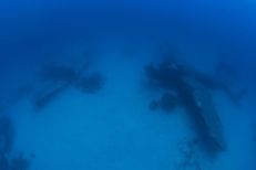 Vis-a-vis liegt einer von Dutzenden von SBD "Dauntless" Sturzkampfbombern