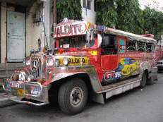 Das Standard-Transportmittel auf den Philippinen: ein Jeepney.