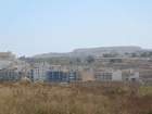 Im Hintergrund Maltas höchster "Berg", eine ehemalige Müllkippe.