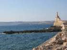 Einstieg zu den Tauchplätzen bei Cirkewwa, im Hintergrund die Küste von Gozo.