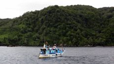 Ein mit Motorschaden vor Cocos liegengebliebener Kutter. Unglaublich, mit was für Seelenverkäufern die Fischer auf den offenen Ozean fahren. Selbstverständlich fischen sie nur außerhalb des Schutzgebietes rund um Cocos, völlig klar.