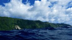 Die von Süden einrollenden Wellen machen eine Schlauchbootfahrt auf der Südseite der Insel zu einer schaukligen Angelegenheit.