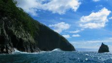 Wegen der steilen Felsen ist ein Betreten der Insel von der Südseite aus nahezu unmöglich. Dementsprechend findet man die beiden Ranger-Stationen auf der Nordseite, in der Wafer Bay und der Chatham Bay.