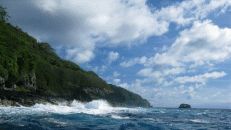 Blick nach Osten zum "Kap Atrevido", dem südöstlichsten Ende von Cocos. Rechts daneben die "Isla Montegne", ein etwas hochtrabender Name für ein Stück Fels im Meer.