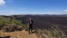 Der Autor am Rand des 10 km breiten Kraters des Sierra Negra-Vulkans, der damit die größte Caldera aller Vulkane der Galapagos-Inseln sein Eigen nennt. Der Krater ist mit Lava des Ausbruchs aus dem Jahr 2005 bedeckt.
