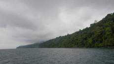 Die Insel ist vollkommen mit dichtem Regenwald bewachsen – kein Wunder bei 8000 mm Regen im Jahr.