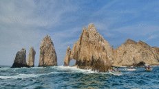 Ziel der meisten Boote ist eine Runde um "El Arco" das ikonische Wahrzeichen Cabos, ...