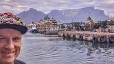 Dort hat man ganz gute Stellen für ein Selfie mit Tafelberg.