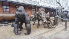 Ein paar Meter weiter stehen aus Metall gefertigte, über-lebensgroße Skulpturen eines Gorillas und zweier Warzenschweine.