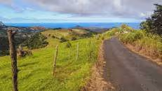 An der St. Matthew Church zweigt eine kurvige Piste zum Alarm Hill ab, von wo aus man einen schönen Blick gen Osten bis zum Flughafen (im Hintergrund) hat.