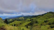 Auf dem Weg zurück nach Jamestown werfen wir noch einen Blick über die grünen Hügel der Insel mit dem spitz zulaufenden "Flagstaff Hill" und der Felsformation "The Barn" im Nordosten.