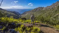 Schon nach wenigen Minuten kommen wir zu einem Aussichtspunkt, von dem aus wir den Blick ins Tal genießen.