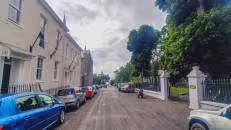 Mantis Hotel (links) und der Eingang zu den Castle Gardens (rechts)