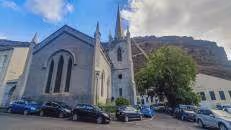Auf der sog. Grand Parade steht die anglikanische St. James' Church. Im Hintergrund sieht man Jacob's Ladder, von der später noch die Rede sein wird.