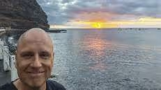 Die Uferpromenade bietet sich bei Sonnenuntergang hervorragend für ein Selfie an.