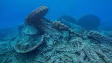 Die Reste eines Fahrzeugs ragen aus den Trümmern.