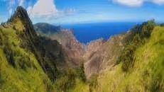 Blick vom Fuß des High Peak (links im Bild) gen Süden auf die Sandy Bay